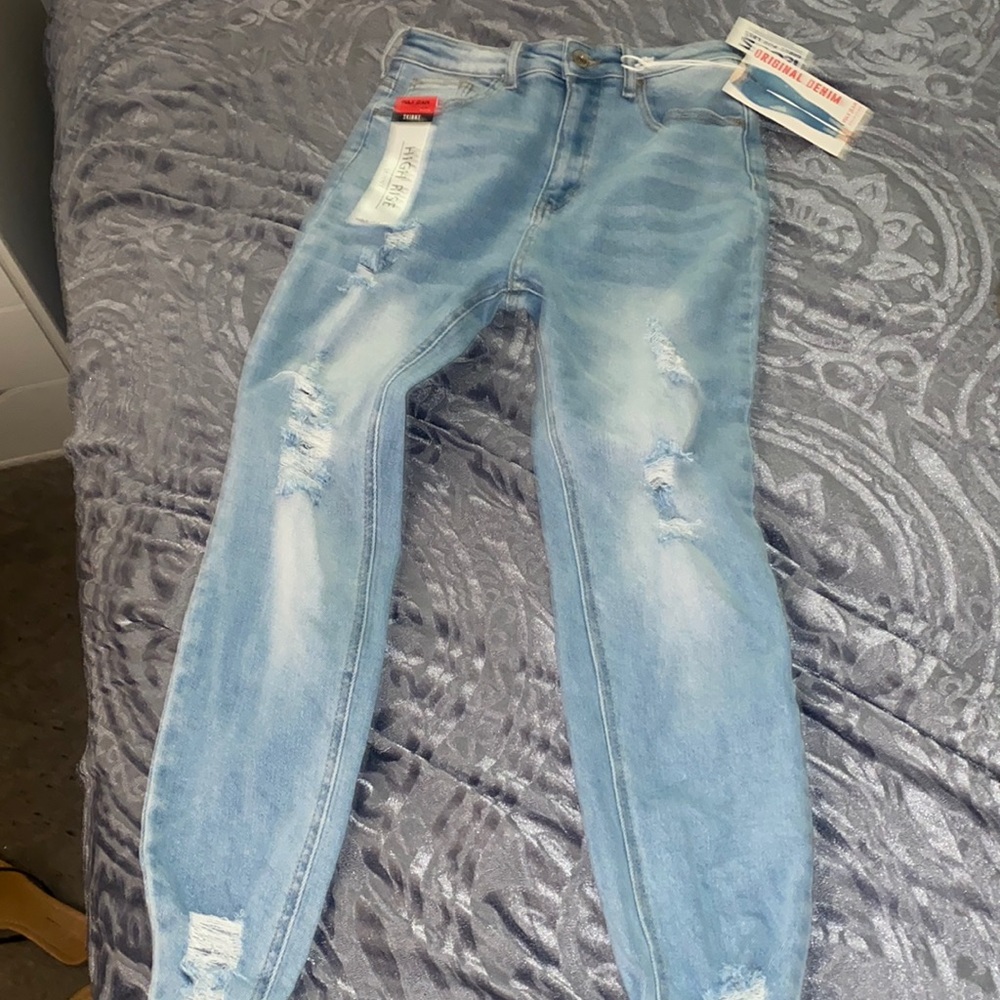Brand new skinny jeans with tags from Wax Jean in the size 5/27